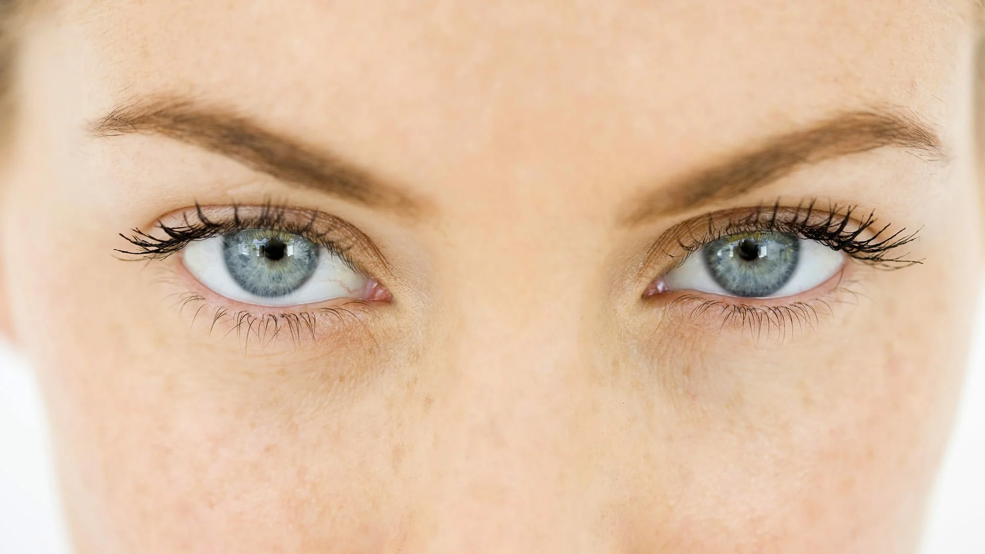 Nahaufnahme der Augen einer Frau – Symbolbild für die Augenakupunktur nach Boel