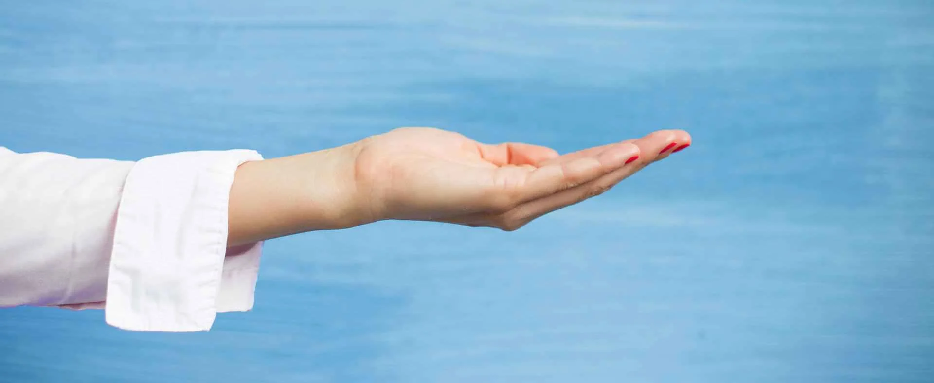 Offene Hand mit Handfläche nach oben – Symbolbild für die Handanalyse