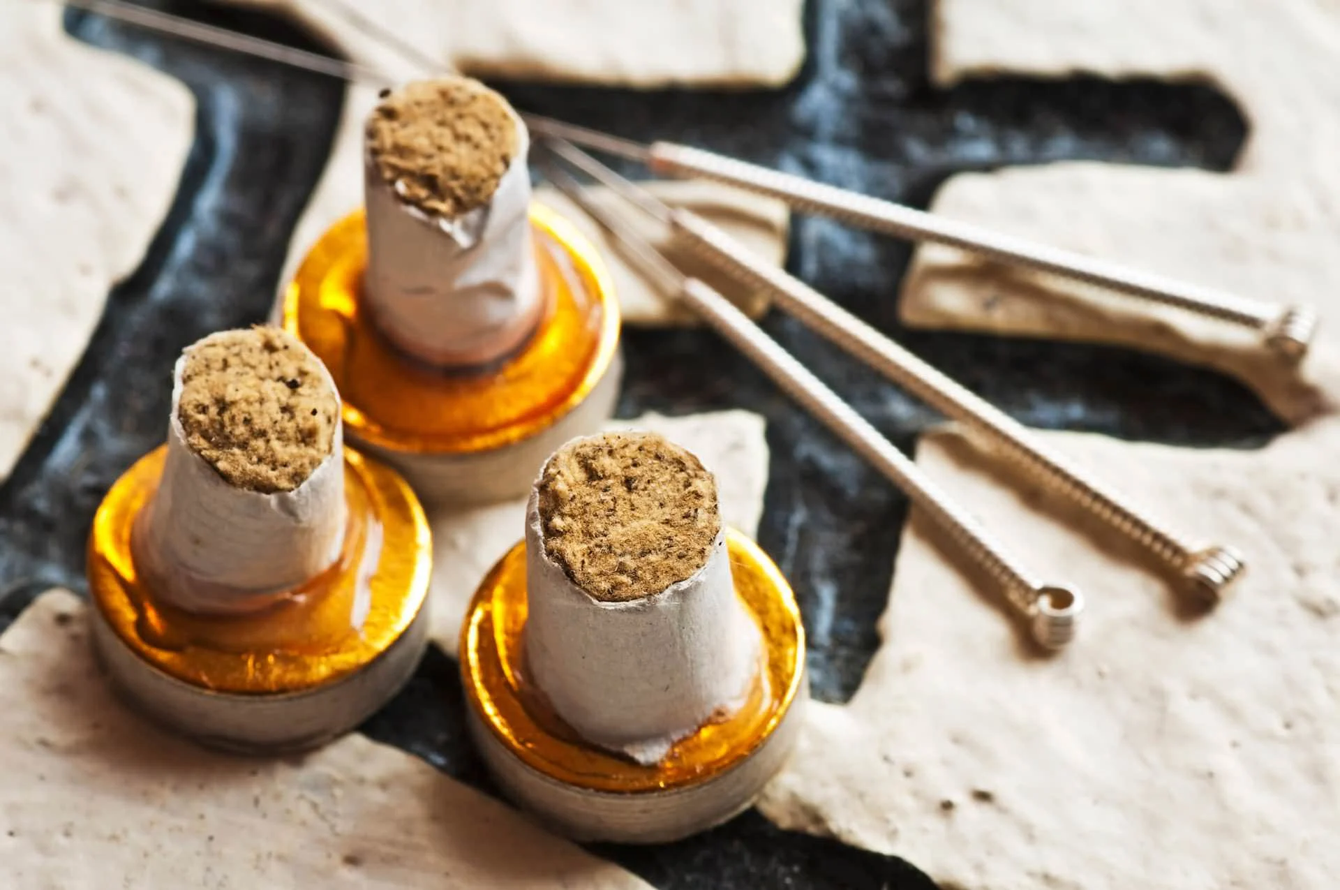 Moxa-Kegel und Akupunkturnadeln – Symbolbild für Moxibustion und weitere TCM-Behandlungen