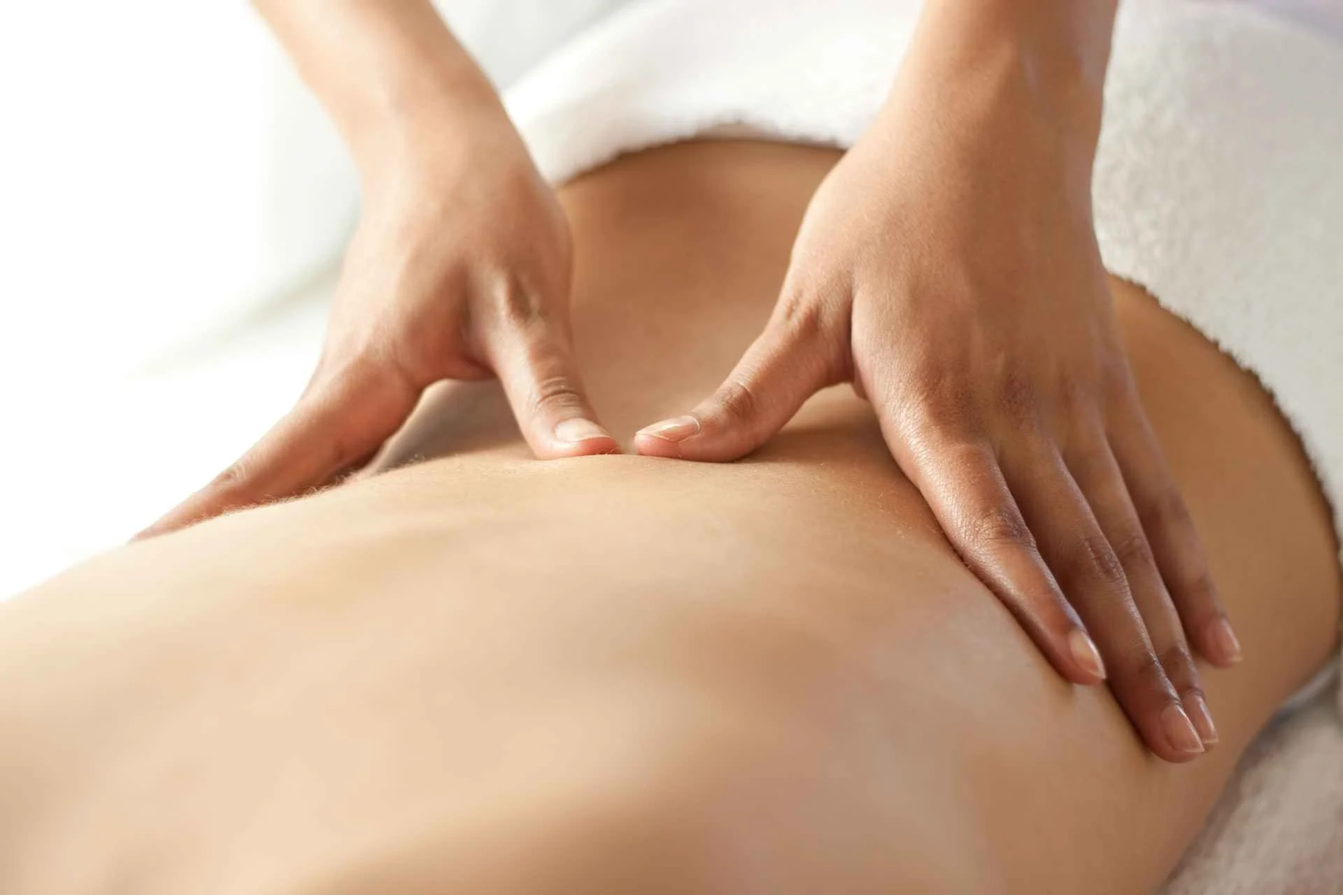 Rückenmassage mit beiden Händen – Tuina Heilmassage, Symbolbild